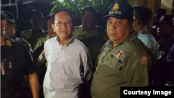 រូប​ឯកសារ៖ ប្រធាន​គណបក្ស​សង្គ្រោះ​ជាតិ​ លោក កឹម សុខា ត្រូវ​បាន​ចាប់​ខ្លួន​នៅ​រំលង​អាធ្រាត​ឈាន​ចូល​ថ្ងៃទី៣ ខែកញ្ញា​ នៅ​គេហដ្ឋាន​របស់​លោក​​ ក្នុង​រាជធានី​ភ្នំពេញ​។​ (រូបផ្តល់ឲ្យ) 