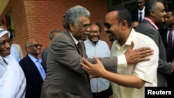 Perdana Menteri Etiopia Abiy Ahmed (kanan) bertemu dengan anggota aliansi oposisi Sudan untuk menengahi krisis politik di Kedutaan Besar Etiopia di Khartoum, Sudan, 7 Juni 2019.
