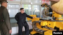 지난 2017년 8월 북한 김정은 국무위원장이 대륙간탄도미사일(ICBM) 소재를 개발·생산하는 국방과학원 화학재료연구소를 시찰했다고 조선중앙통신이 보도했다.