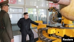 រូបឯកសារ៖ មេដឹកនាំ​កូរ៉េ​ខាង​ជើង​ គឹម ជុងអ៊ុន ក្នុង​ពេល​ទស្សនកិច្ច​​ទៅ​កាន់​សម្ភារៈ​​គីមី​នៅ​វិទ្យាស្ថាន​បណ្ឌិត​សភា​វិទ្យាសាស្ត្រការពារ​ជាតិ ដែលរូប​ថត​នេះ​ត្រូវ​បាន​សារព័ត៌មាន​រដ្ឋ​កូរ៉េ​ខាង​ជើង​ផ្សាយ​កាល​ពី​ខែ​សីហា។