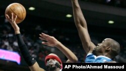 Richard Hamilton de l'équipe des Detroit Pistons face à Emeka Okafor des New Orleans Hornets le 15 janvier 2010.