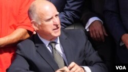 加州州长布朗签署法案的档案照（美国之音国符拍摄）