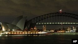 Sydney Harbor Bridge dan Sydney Opera House dalam perayaan 'Earth Hour' tahun 2008 (Foto: dok). Tahun ini 'Earth Hour' kembali dirayakan warga dunia dengan mematikan lampu selama satu jam, Sabtu (31/3)
