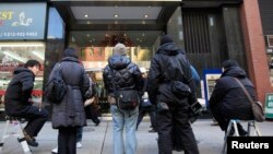 미국 뉴욕의 유엔주재 북한대표부 건물 입구에 기자들이 모여있다. (자료사진)