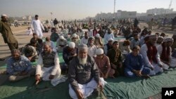 اسلام آباد میں جاری دھرنے سے اظہارِ یکجتی کے لیے اتوار کو بھی کراچی میں کئی مقامات پر دھرنے دیے گئے