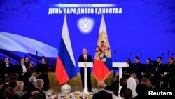 លោក​ប្រធានាធិបតី​រុស្ស៊ី Vladimir Putin ថ្លែង​សុន្ទរកថា​ក្នុង​ពិធី​ទទួល​ទាន​អាហារ​នៅ​ក្នុង​ទិវា​បង្រួបបង្រួម​ជាតិ នៅ​វិមាន​ក្រឹមឡាំង ក្រុង​មូស្គូ ប្រទេស​រុស្ស៊ី កាលពី​ថ្ងៃទី៤ ខែវិច្ឆិកា ឆ្នាំ២០១៧។