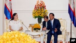 តារា​ភាពយន្តហូលីវូដ Angelina Jolie ស្តាប់​លោក​នាយក​រដ្ឋ​មន្ត្រី ហ៊ុន សែន (ស្តាំ) ក្នុង​កិច្ច​ជំនួប​មួយ​នៅ​វិមាន​សន្តិភាព​នៅ​រាជធានី​ភ្នំពេញ កាល​ពី​ថ្ងៃ​ព្រហស្បតិ៍ ទី១៧ ខែ​កញ្ញា ឆ្នាំ​២០១៥។ លោក​ស្រី Angelina Jolie បាន​​ចាប់​ផ្តើម​គម្រោង​ថត​ខ្សែ​ភាពយន្ត​របស់​ក្រុមហ៊ុន Netflix របស់​អាមេរិក ដែល​ខ្សែភាព​យន្ត​នេះផ្អែក​​លើ​សៀវភៅ «‍មុនដំបូងខ្មែរ​ក្រហម​សម្លាប់​ប៉ា​​របស់​ខ្ញុំ៖ ការ​ចងចាំ​របស់​កុមារី​កម្ពុជា​ម្នាក់» ដែល​ជា​សៀវភៅ​ប្រវត្តិ​ផ្ទាល់​ខ្លួន​របស់​លោកស្រី លឿង អ៊ឹង ដែល​រៀបរាប់​អំពី​កុមារភាព​របស់​លោកស្រី​ក្នុង​អំឡុង​របប​ខ្មែរ​ក្រហម។ (AP/Heng Sinith)