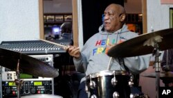 Bill Cosby memainkan drum di LaRose Jazz Club di Philadelphia, Pennsylvania, 22 Januari 2018.