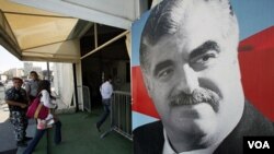 Poster mantan PM Rafik al-Hariri (alm.) dipasang di dekat pintu masuk ke makamnya di ibukota Beirut.