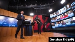 Harvard Business School Professor Bharat Anand demonstrates HBX Live, an online classroom that allows real-time discussion between professors and students from around the world.