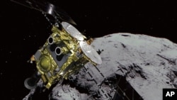 Gambar komputer grafis yang dirilis Badan Antariksa Jepang (JAXA) memperlihatkan pesawat penelitian asteroid, Hayabusa 2.