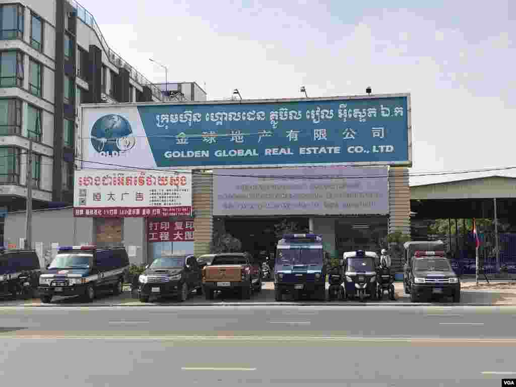 កម្លាំង​សមត្ថកិច្ច​ចម្រុះ ដែល​មាន​ក្រុម​កងរាជ​អាវុធ​ហត្ថ និងកង​កម្លាំង​ទាហា​ន​ជាច្រើន​រយ​នាក់​ប្រដាប់​ដោយ​អាវុធ​ ល្បាត​នៅ​​ខាងមុខ អាកាសយានដ្ឋាន​អន្តរជាតិ​ភ្នំពេញ​រង់ចាំ​ការ​វិល​ត្រឡប់​របស់​លោក សម រង្ស៊ីមេដឹក​នាំ​ក្រុម​ជំទាស់​​នា​ថ្ងៃសៅរ៍ ទី​០៩ វិច្ឆិកា ឆ្