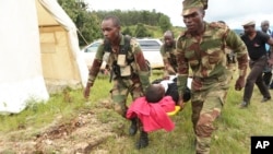 Wasu sojojin kasar Zimbabwe da suka ceto wani da bala'in ya shafa