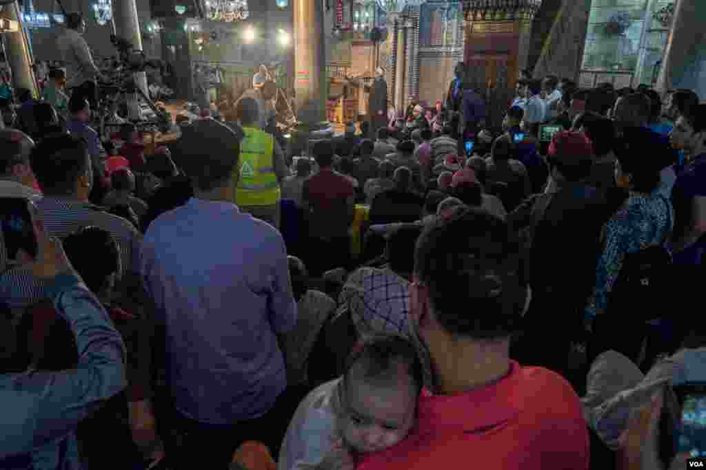 Religion minister Mokhtar Gomaa gave a sermon about the migration of the Prophet Mohamed from Mecca, where he grew up, to Madina with his followers as refugees and the morals behind the story. (H. Elrasam/VOA)