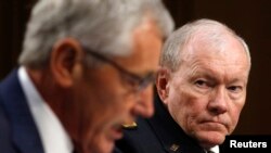 Mudofaa vaziri Chak Xeygl (chapda) va Qurolli kuchlar bosh shtabi rahbari general Martin Dempsi Senat Qurolli kuchlari qo’mitasida senatorlar savollariga javob bermoqda, Vashington, 16-sentabr, 2014-yil