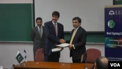 Afg'onistonning Pokistondagi elchisi Janan Musazoy (o'ngda) Lohur universitetida ta'lim bo'yicha memorandum imzolamoqda.