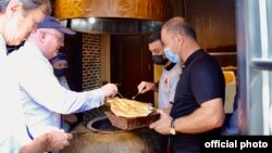 Filip Riker İçəri Şəhəri ziyarət edərkən (Arxiv foto, mənbə ABŞ səfirliyi)