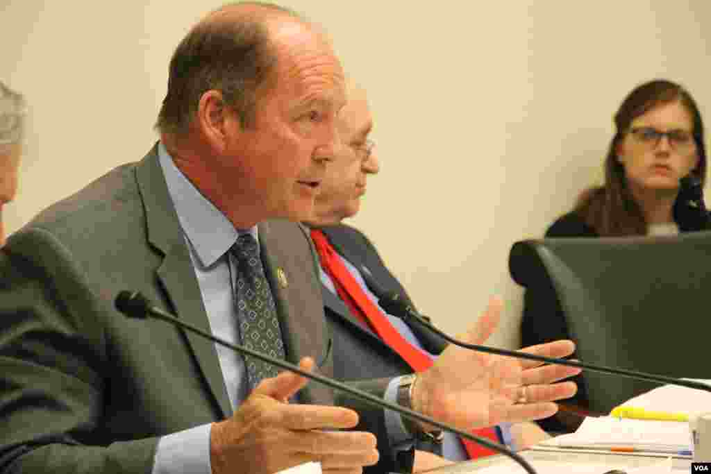 Congressman Ted Yoho (R- FL), chairman of Subcommittee on Asia and the Pacific at the U.S. House of Representatives, and Congressman Dana Rohrabacher (R-CA) discussed at the open hearing on &ldquo;Cambodia&#39;s Descent: Policies to Support Democracy and Human Rights&rdquo; on Tuesday December 12, 2017 at the Rayburn House Office Building. (Sreng Leakhena/VOA Khmer) 