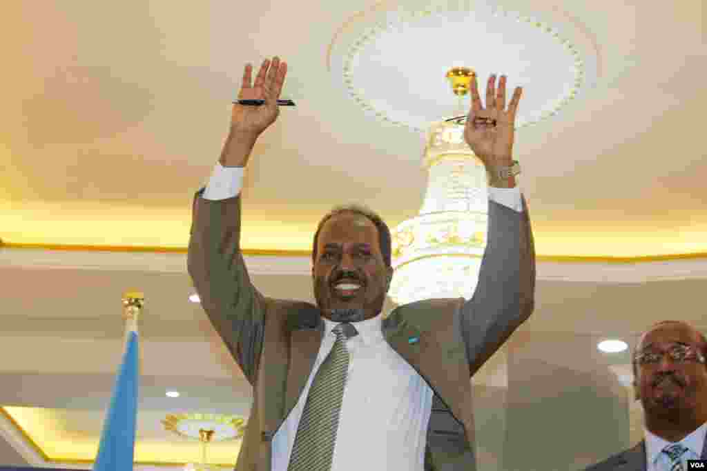 Somali President Hassan Sheikh Mohamoud took part in a town hall hosted by VOA&#39;s Somali service Saturday, in Mogadishu.