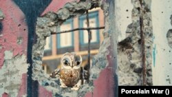 Кадр из фильма «Фарфоровая война» Славы Леонтьева и Андрея Стефанова, который был официально отобран американской программой документального кино на кинофестивале «Сандэнс» в 2024 году. (Слава Леонтьев и Андрей Стефанов/Институт Сандэнс через AP)