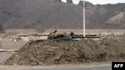 យោធា​ដែល​ស្មោះស្ម័គ្រ​នឹង​ប្រធានាធិបតី​យេម៉ែន​ Abd-Rabbuu Mansour Hadi ឈរ​ជើង​នៅ​ក្រោយ​ទួល​មួយ​នៅ​ភាគ​ខាង​ត្បូង​នៃ​ក្រុង Aden កាលពី​ថ្ងៃទី២៣ ខែមីនា ឆ្នាំ២០១៥។