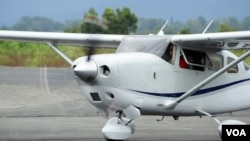 პრეზიდენტი სააკაშვილი Cessna T206H-ის მმართვის დროს