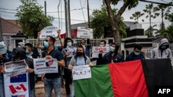 هزاران مهاجر و پناهجو که بیش از ۵۰ در آنان را شهروندان افغانستان تشکیل می‌دهد در اندونیزیا آواره اند و جاکارتا برای آنان اجازهٔ کار قانونی نمی‌دهد