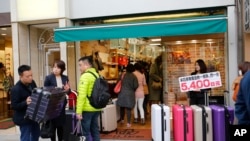 중국 여행객들이 도쿄 긴자 쇼핑 거리에서 물건을 고르고 있다.(자료사진)