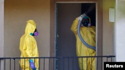 Petugas kesehatan berpakaian pelindung membersihkan apartemen tempat tinggal seorang pria yang didiagnosa terkena Ebola di Dallas, Texas (6/10).