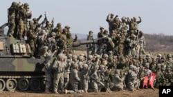 Tebtara Korea Selatan dan AS berfoto bersama seusai latihan tahunan bersama "Foal Eagle"di dekat wilayah Rodriguez Range, Pocheon, selatan daerah wilayah demiliterisasi yang memisahkan Korsel-Korut tahun lalu (Foto: dok). AS dan Korsel mengumumkan akan kembali menggelar Foal Eagle mulai 11 Maret mendatang selama sebulan penuh, Kamis (21/2).