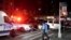 Le personnel d'urgence intervient sur les lieux où des agents de la police de New York ont pris des coups de feu alors qu'ils répondaient à un appel pour violence domestique dans le quartier de Harlem à New York, aux États-Unis, le 21 janvier 2022. 