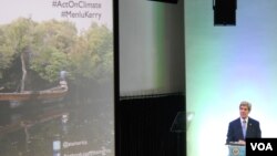 Menteri Luar Negeri Amerika Serikat John Kerry dalam pidatonya di @america, Jakarta, mengenai ancaman perubahan iklim (16/2). (VOA/Andylala Waluyo)