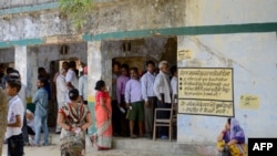 Warga India antre untuk memasukkan suara mereka di sebuah tempat pemungutan suara di Kanpur, India, 29 April 2019, pada hari keempat pemilu India.
