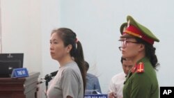 អ្នក​សរសេរ​ប្លុក​លេចធ្លោ​ម្នាក់ ​Nguyen Ngoc Nhu Quynh ឈរ​នៅ​ក្នុង​សវនាការ​ភាគ​ខាងត្បូង​ខេត្ត Khanh Hoa វៀតណាម កាល​ពី​ខែ​មិថុនា ទី២៩ ២០១៧។