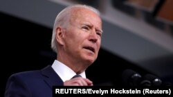 Presiden AS Joe Biden memberikan pengarahan mengenai penanganan pandemi COVID-19 di Gedung Putih, Selasa (6/7).