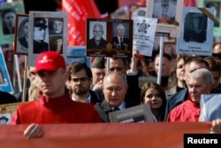 俄罗斯总统普京在卫国战争胜利日阅兵式期间走在游行队伍中。（2022年5月9日）