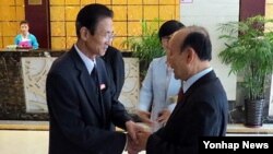 지난달 5일 중국 선양의 호텔에서 남북한의 공동행사 준비위원회 대표단이 만났다. 왼쪽은 북측 대표인 김완수 6·15공동선언실천 북측위원회 위원장, 오른쪽은 남측 대표인 이창복 상임대표의장. (자료사진)