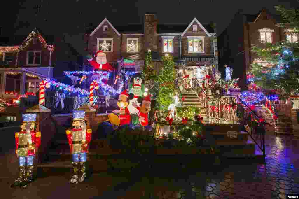 Rumah berhiaskan lampu Natal di daerah Dyker Heights, Brooklyn di New York (23/12).