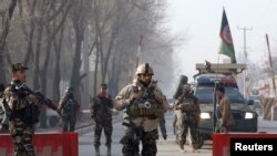 Pasukan keamanan Afghanistan berjaga-jaga di sebuah tempat pemeriksaan yang dekat dengan kompleks agen intelijen nasional Afghanistan di Kabul, Afghanistan, 25 Desember 2017.