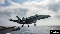Pesawat Angkatan Laut AS F/A-18E Super Hornet lepas landas dari dek USS Dwight D. Eisenhower di Laut Tengah. (Foto:dok)