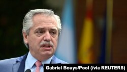 Presiden Argentina Alberto Fernandez berbicara dalam konferensi pers bersama Perdana Menteri Spanyol Pedro Sanchez (tidak tampak di foto) di Istana Moncloa, di Madrid, Spanyol, 11 Mei 2021. (Foto: Reuters)