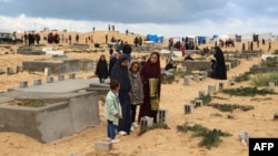 Warga Palestina mengunjungi makam anggota keluarga atau kerabat mereka pada hari raya Idul Fitri Rabu, 10 April 2024, di tengah konflik yang berlanjut antara Israel dan kelompok Hamas. 