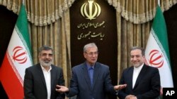 Dari kiri ke kanan: Juru Bicara Badan Atom Iran Behrouz Kamalvandi, Juru Bicara Pemerintah Iran Ali Rabiei dan Wakil Menteri Luar Negeri Iran Abbas Araghchi, menghadiri konferensi pers di Teheran, Iran, 7 Juli 2019.