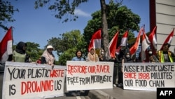 Para aktivis dari ECOTON dan mahasiswa di Jawa Timur berdemo di depan Konsulat Jenderal Australia di Surabaya, Selasa, 11 Juni 2024. (Foto: Juni Kriswanto/AFP)