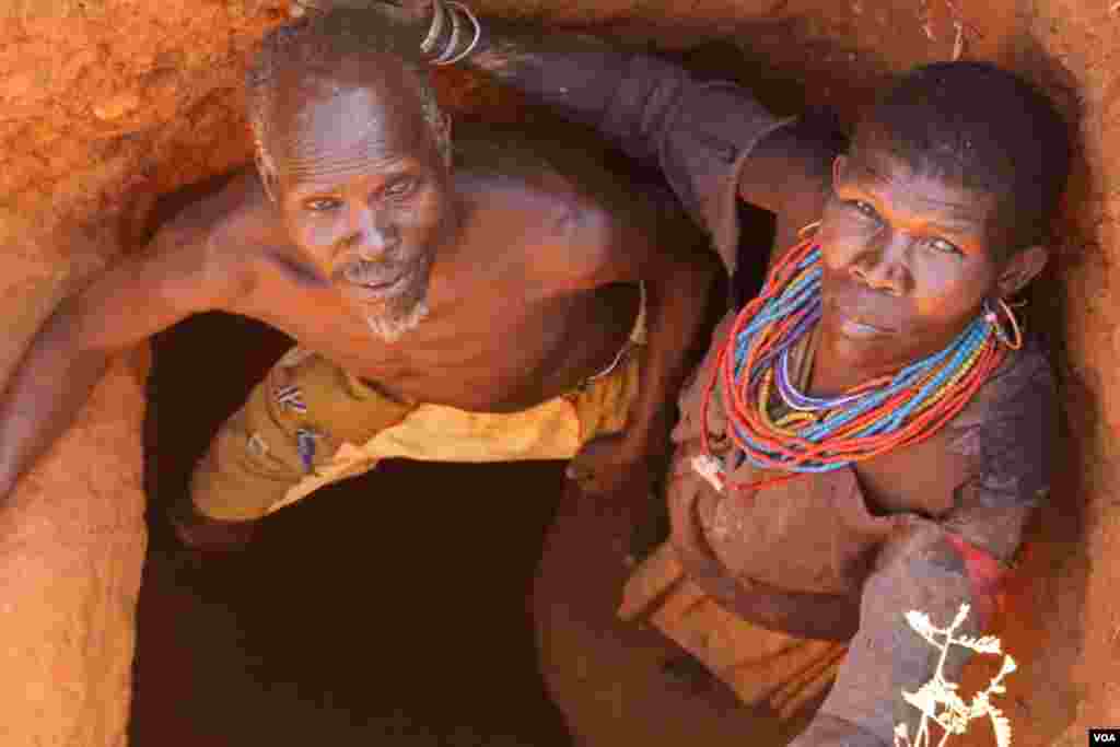 A Karimojong couple mine in a hole they dug by hand, March 2, 2014. (Hilary Heuler for VOA)