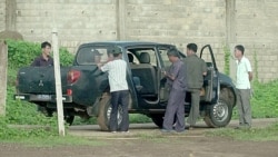 지난해 9월 세네갈 수도 다카르의 북한 건설노동자 숙소에서 노동자들이 건설 현장으로 이동하기 위해 작은 트럭에 타고 있다.