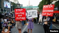 បាតុករ​គាំទ្រ​លទ្ធិប្រជាធិបតេយ្យ​​នាំ​គ្នា​កាន់​ផ្ទាំង​បដា ក្នុង​អំឡុងពេល​ធ្វើ​បាតុកម្ម​ទាមទារ​ឲ្យ​ដោះលែង​​បណ្ដា​មេដឹកនាំ​បាតុករ​ដែល​ត្រូវ​បាន​ចាប់​ខ្លួន នៅ​ទីក្រុង​បាងកក ប្រទេស​ថៃ ថ្ងៃទី២៤ ខែមីនា ឆ្នាំ២០២១។ 