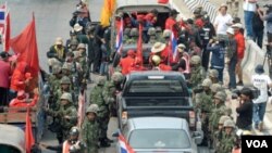 Tentara Thailand disiagakan untuk menindak demonstran jika berusaha memasuki pusat bisnis di kota Bangkok.