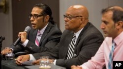 资料照片：2014年9月26日星期五在纽约，美国司法中心主席约瑟夫·惠廷顿（中）就针对印度总理的诉讼发表声明后，古尔帕特万特·潘农（左）律师发表讲话。