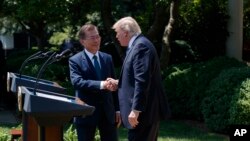 ប្រធានាធិបតី​កូរ៉េ​ខាង​ត្បូង Moon Jae-in ចាប់​ដៃ​ជាមួយ​ប្រធានា​ធិបតី​សហរដ្ឋ​អាមេរិក ដូណាល់ ត្រាំ នៅ​ Rose Garden នៃ​សេតវិមាន​ កាល​ពី​ខែ​មិថុនា ឆ្នាំ​២០១៧។